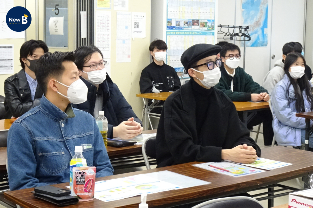 Học viên chăm chứ nghe thầy cô giới thiệu về trường trong buổi đầu nhập học Học viện Giáo dục Quốc tế Aoyama