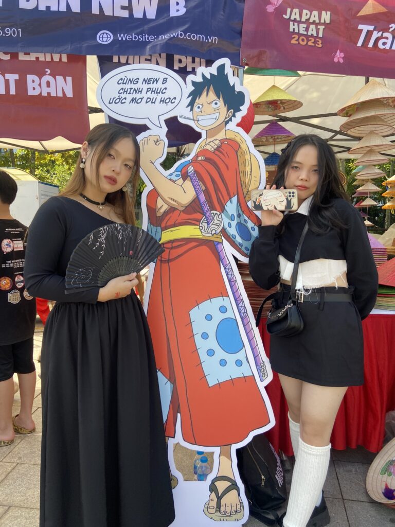 Các bạn nữ cá tính chụp ảnh lưu niệm cùng Standee Luffy tại gian hàng New B