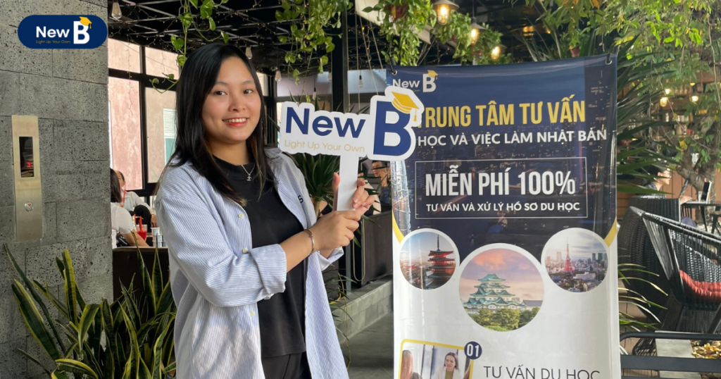 Khách mời check in tại standee New B